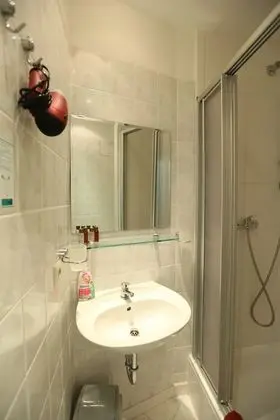 City Tek Büyük Yataklı Oda