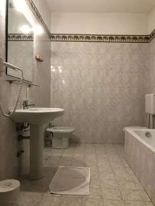 Tek Büyük Yataklı Oda, Ortak Banyo