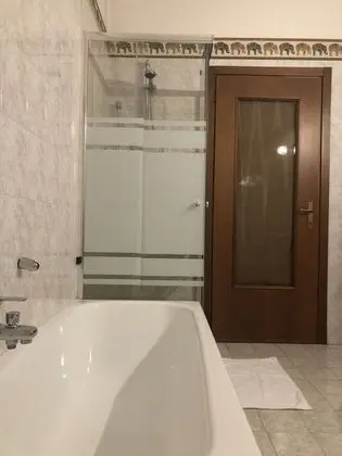 Tek Büyük Yataklı Oda, Ortak Banyo