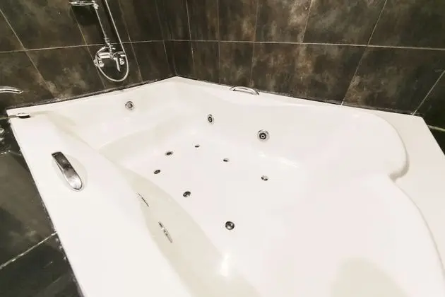 Family Süit (Netflix, Big Bathtub)