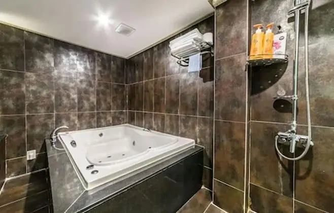 Family Süit (Netflix, Big Bathtub)