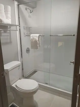 Standard Oda, 1 Büyük (Queen) Boy Yatak, Engellilere Uygun, Sigara İçilmez (Walk-in Shower)