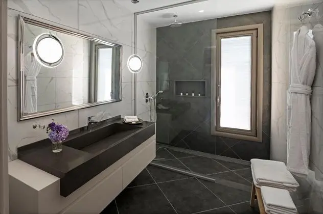 https://images.odamax.com/img/1920x1080/odamax/image/upload/Ailla_Yal_kavak_202605111401418_Ailla_YK_SwimUpGardenSuite_Bathroom_01.jpg
