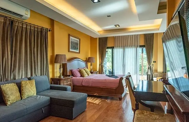 6-Bedroom Villa