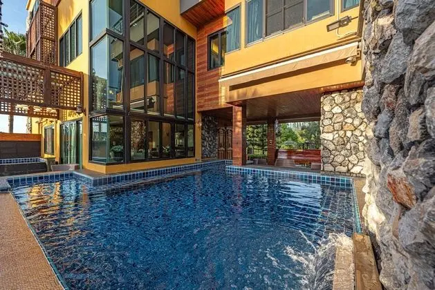 6-Bedroom Villa