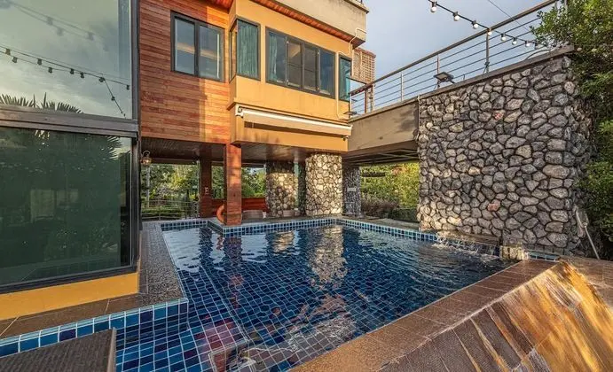 6-Bedroom Villa