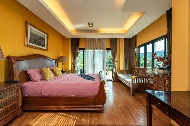 6-Bedroom Villa