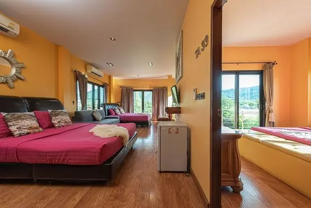 6-Bedroom Villa