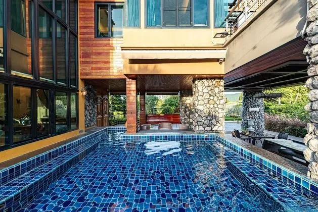 6-Bedroom Villa