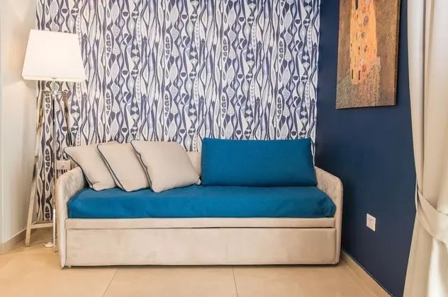 Junior Süit, 1 Büyük (Queen) Boy Yatak ve Çekyat