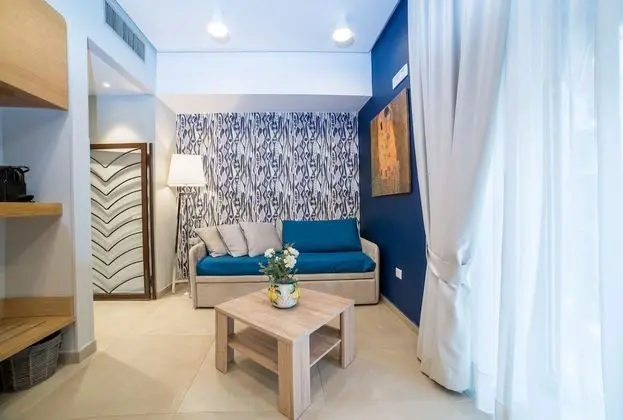 Junior Süit, 1 Büyük (Queen) Boy Yatak ve Çekyat