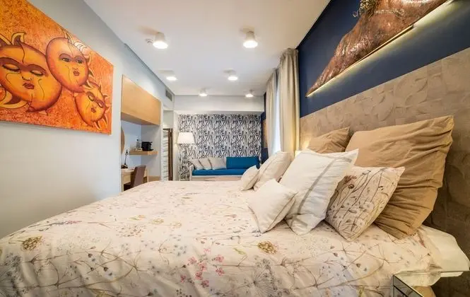 Junior Süit, 1 Büyük (Queen) Boy Yatak ve Çekyat