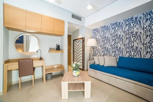 Junior Süit, 1 Büyük (Queen) Boy Yatak ve Çekyat