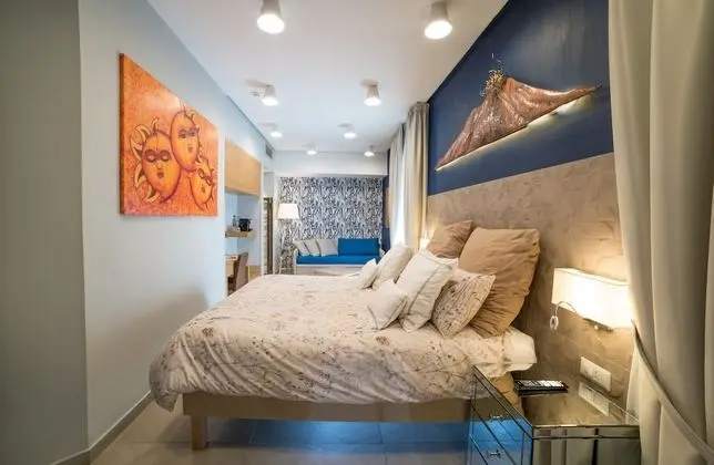 Junior Süit, 1 Büyük (Queen) Boy Yatak ve Çekyat