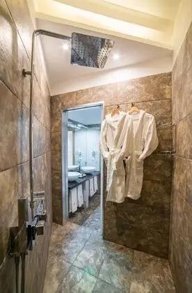 Junior Süit, 1 Büyük (Queen) Boy Yatak ve Çekyat