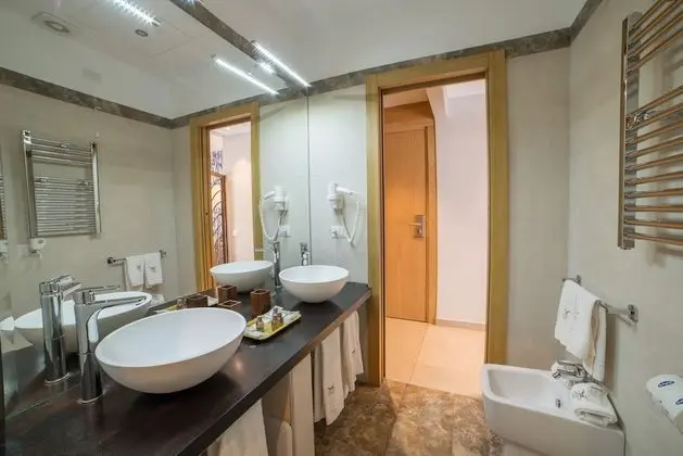 Junior Süit, 1 Büyük (Queen) Boy Yatak ve Çekyat