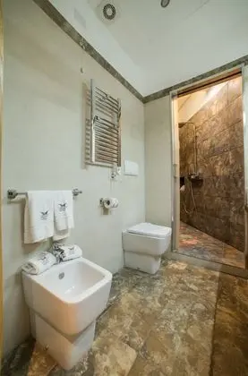 Junior Süit, 1 Büyük (Queen) Boy Yatak ve Çekyat