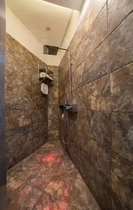 Junior Süit, 1 Büyük (Queen) Boy Yatak ve Çekyat