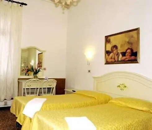 Tek Büyük veya İki Ayrı Yataklı Oda, Ortak Banyo