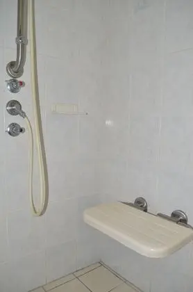 Standard Oda, 1 Büyük (Queen) Boy Yatak, Engellilere Uygun, Küçük Mutfak