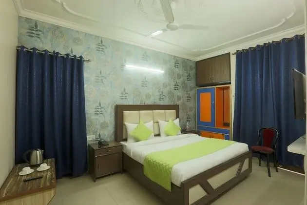 Deluxe Double Room- (* Early Check in from 09 AM * Late check out till 1 PM )