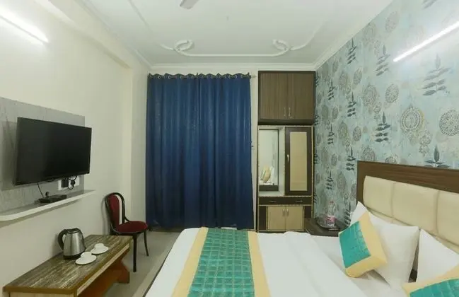 Deluxe Double Room- (* Early Check in from 09 AM * Late check out till 1 PM )