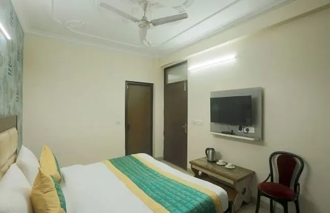 Deluxe Double Room- (* Early Check in from 09 AM * Late check out till 1 PM )