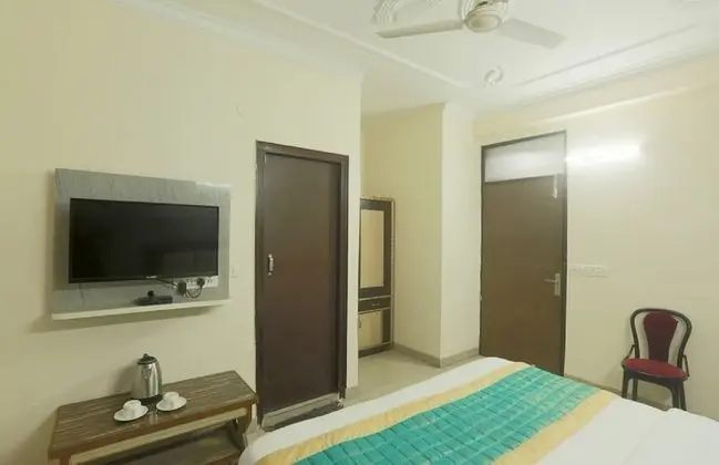 Deluxe Double Room- (* Early Check in from 09 AM * Late check out till 1 PM )