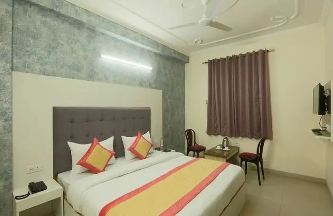 Deluxe Double Room- (* Early Check in from 09 AM * Late check out till 1 PM )