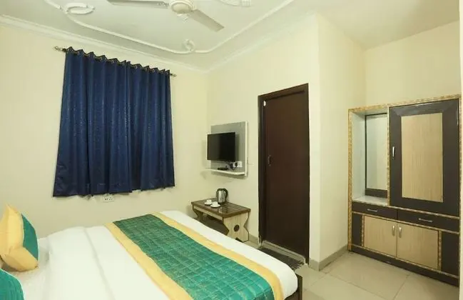 Deluxe Double Room- (* Early Check in from 09 AM * Late check out till 1 PM )