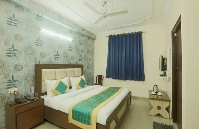 Deluxe Double Room- (* Early Check in from 09 AM * Late check out till 1 PM )
