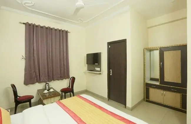 Deluxe Double Room- (* Early Check in from 09 AM * Late check out till 1 PM )