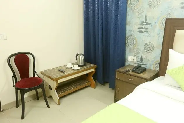 Deluxe Double Room- (* Early Check in from 09 AM * Late check out till 1 PM )