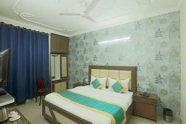 Deluxe Double Room- (* Early Check in from 09 AM * Late check out till 1 PM )