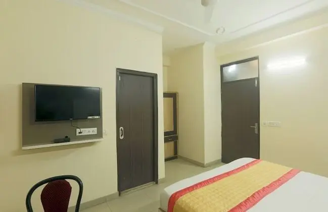 Deluxe Double Room - Free Airport Drop- (* Early Check in from 09 AM * Late check out till 1 PM )