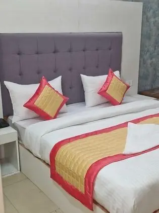 Deluxe Double Room - Free Airport Drop- (* Early Check in from 09 AM * Late check out till 1 PM )