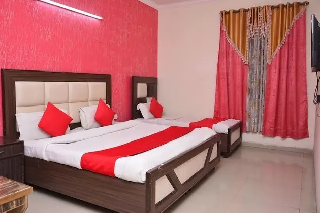 Family Room- (* Early Check in from 09 AM * Late check out till 1 PM )
