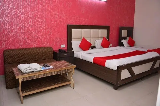 Family Room- (* Early Check in from 09 AM * Late check out till 1 PM )