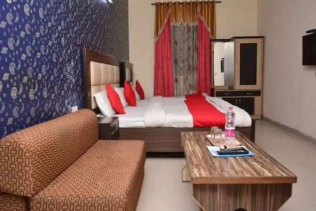 Family Room- (* Early Check in from 09 AM * Late check out till 1 PM )
