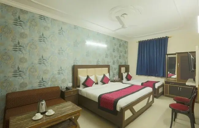 Family Room- (* Early Check in from 09 AM * Late check out till 1 PM )