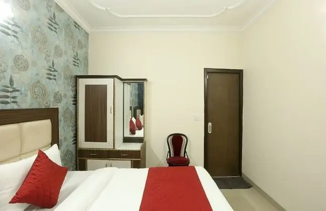 Family Room- (* Early Check in from 09 AM * Late check out till 1 PM )