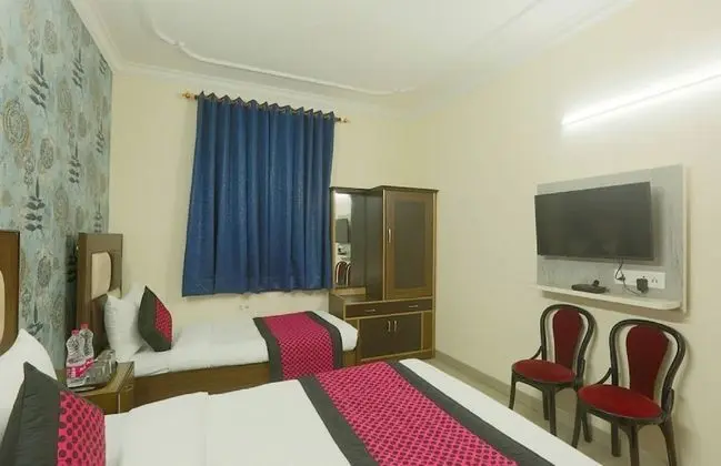 Family Room- (* Early Check in from 09 AM * Late check out till 1 PM )