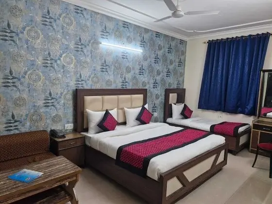 Family Room- (* Early Check in from 09 AM * Late check out till 1 PM )