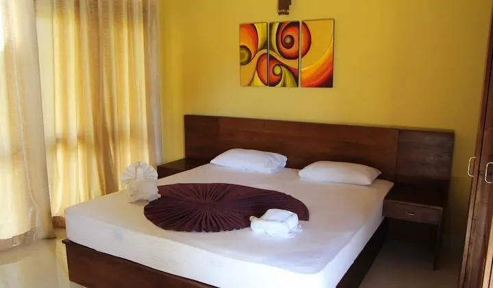 Deluxe Tek Büyük Yataklı Oda ( A/C )
