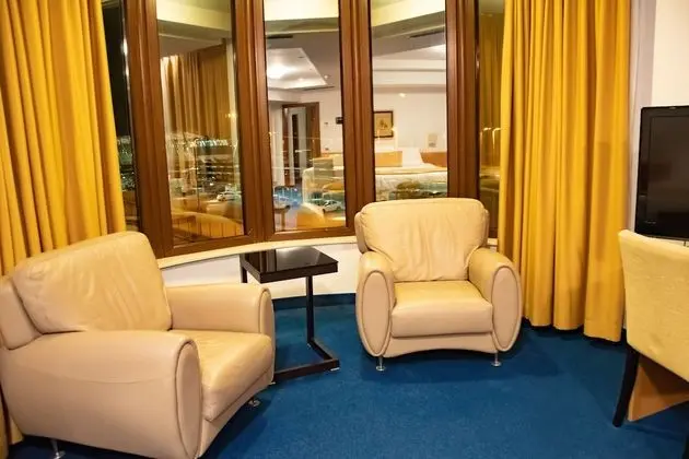 Family Room - Mountain view