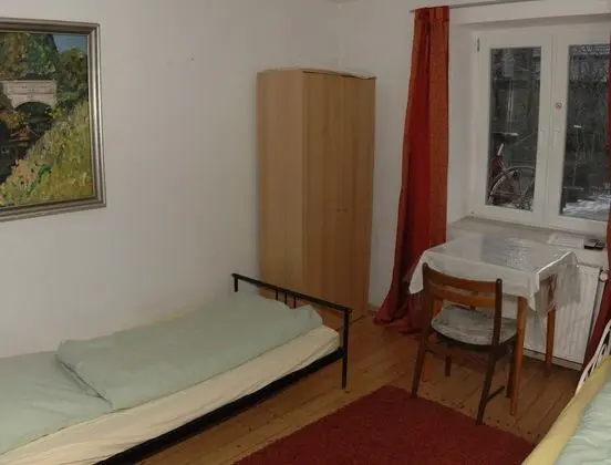 İki Ayrı Yataklı Oda, Ortak Banyo