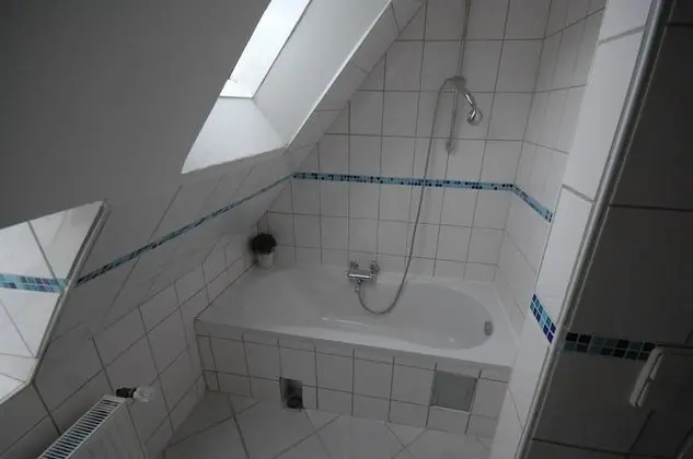 İki Ayrı Yataklı Oda, Ortak Banyo