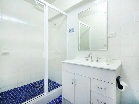 Tek Büyük veya İki Ayrı Yataklı Oda (One Queen + One Single, No pets)