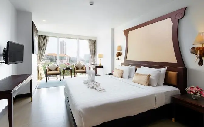 Deluxe with Bathtub