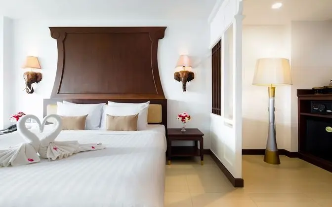 Deluxe with Bathtub